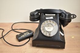 A black vintage rotary telephone, w16cm