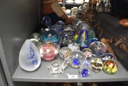 A quantity of glass paperweights, to include a glass tortoise, w8cm