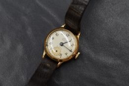 A 9ct gold cased Smiths Delux wristwatch, the circular dial having Arabic numerals with subsidiary