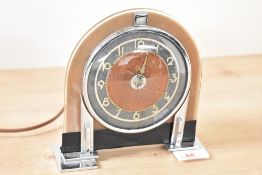 A mid-century 'Smiths' electric mantel clock, h16cm