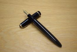 A Parker Duofold Senior aerometric fill fountain pen in Black with decorative cap band having 14K