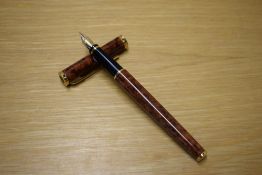 A Waterman Gentleman converter fill fountain pen in Thuya having Waterman Paris 18K 750 nib