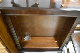 A reproduction Regency style mahogany bookshelf, width approx. 77cm