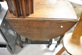 An early 20th Century oak gateleg occasional dining table, width approx. 74cm