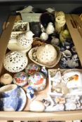 A small selection of decorative reticulated items including a plant pot and soap dish, a small