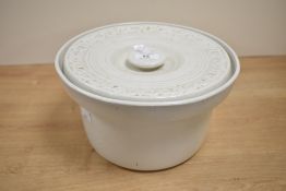 A 19th / early 20th century ceramic chamber pot with cover, h16cm