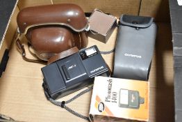 A vintage Zeiss Ikon 'Colora' camera with brown carry case, sold together with a electronic 1400