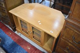 A modern golden oak effect TV cabinet, width approx. 92cm