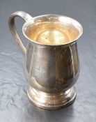 A George V silver tankard, of traditional form having a flared moulded rim and s-curve handle