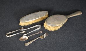 A pair of George V silver mounted vanity wares, comprising a hairbrush and closes brush, having