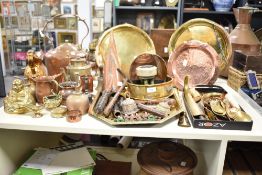 A quantity of brass and cooper ware, to include a ale muller, shoe horns, serpentine model, tea