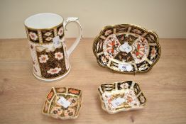 A Royal Crown Derby 'Imari' pattern tankard, h14cm, sold together with 3 pin dishes, (4)