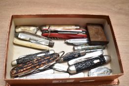 A quantity of pocket knifes to include mother of pearl pocket knife ect, (18)