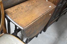 An early 20th Century oak gateleg occasional dining table, width approx. 74cm