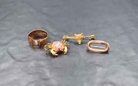 A collection of 9ct gold and yellow metal jewellery, comprising a 9ct rose gold buckle motif ring, a