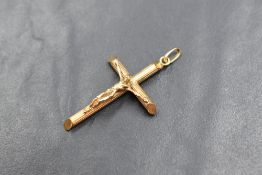 A 9ct gold cross pendant, of traditional form with line work, marked 375, 4.5cm x 2.5cm, 2g