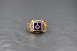 A gent's 9ct gold signet ring with an enamelled panel bearing Masonic emblem in a moulded mount to