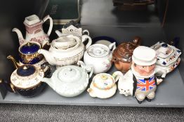 A quantity of tea pots, to include a Wedgwood tea pot and a Royal Doulton tea pot ect