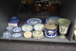 A quantity of Wedgwood ceramics, to include vase, trinkets and plates