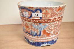 A Chinese style cashepot/planter decorated in the 'Imari' pattern, h19cm