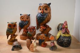 A group of five wooden carved graduating owls, the largest measuring 42cm tall, sold together with a