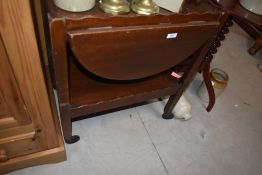 A vintage tea/serving trolley having two extendable leafs, h74cm x w62cm x d40cm