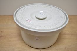 A 19th / early 20th century ceramic chamber pot with cover, h16cm