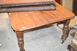 A Victorian mahogany extending dining table (no winder)