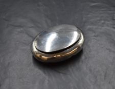 An Edwardian silver snuff box, of plain oval form having a hinged lid, marks for London 1903,