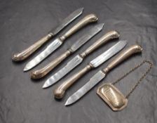 A cased set of Edwardian silver handled fruit knives, having decorative scroll handles and steel