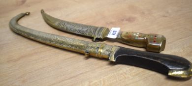 Jambiya-style dagger/knife of Middle Eastern or possibly North African origin, 16cm steel blade