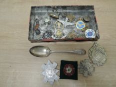 Military buttons and badges including Cyprus Regiment, Parachute Regiment, The Cam
