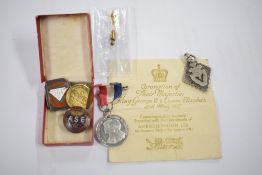 9ct gold hallmarked pin, XXV motif between two orbs, possibly relating to 25th Regiment or King's