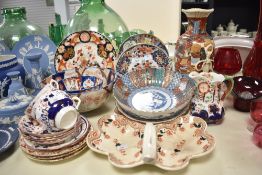 A ceramic fruit bowl decorated in the Imari pattern, w24cm, sold together with a Chinese vase and