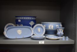 A Wedgwood jasper ware fruit bowl raised on a footed base, h13cm, sold together with a urn, thimbles