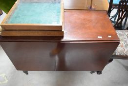 A Georgian mahogany drop-leaf dining table, having rectangular leaves and butterfly moulded supports