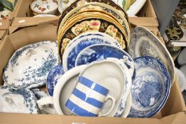 Six Masons Christmas plates, a pretty blue and white chamber pot, three Buccha & Nissen and white