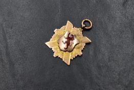 An early 20th Century 9ct gold medalion having presentation engraving en verso regarding Briercliffe