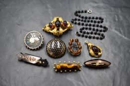 A selection of vintage jewellery including a Pietra Dura brooch of floral form in gold plated