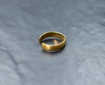 A split 22ct gold wedding band of plain form, approx 5g