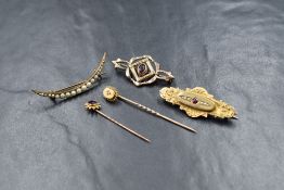 A 9ct gold spinel and pearl bar brooch, the central red spinel flanked by three split pearls to each