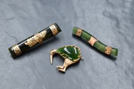 A 9ct gold mounted New Zealand pounamu brooch, the pounamu bar mounted in gold panels with a central