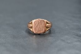 An early 20th Century gent's 9ct rose gold signet ring having monogrammed cartouche and moulded