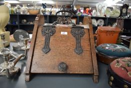 An Edwardian oak coal scuttle, of traditional design with stylised pendant form hinges, lacking