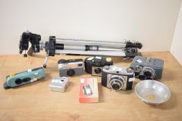 An assorted lot of cameras and accessories, a Cronica 8ET movie camera, 2.5 x 25mm Pocket