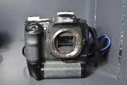 Canon EOS 10D (body only) a 6.3MP DSLR, EF mount. Includes a battery grip with two batteries.
