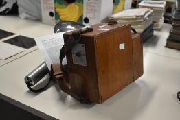 Very early electronic flash unit, dated around the 1950s.