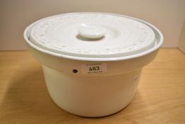 A 19th / early 20th century ceramic chamber pot with cover, h16cm