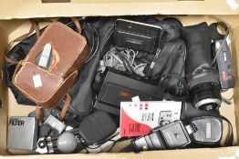 A quantity of cameras, to include a Kodak instamatic 28 and a Ricoh YF-20 camera ect