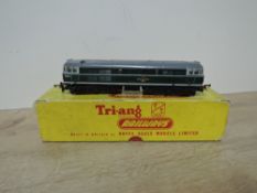 Tri-ang TT Gauge, T96 AIA-AIA Diesel Electric Loco in green livery, D5501, very little use, yellow